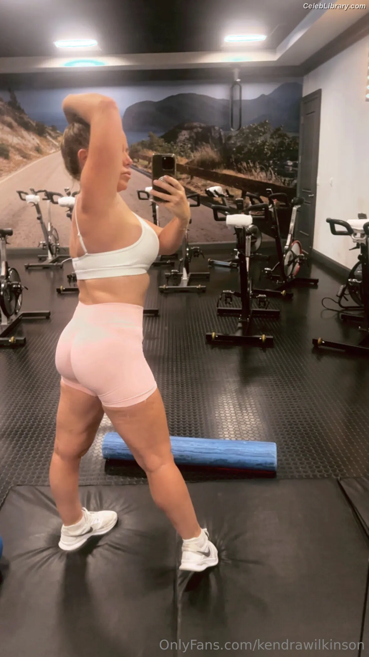Kendra Wilkinson photo 20 of 176
