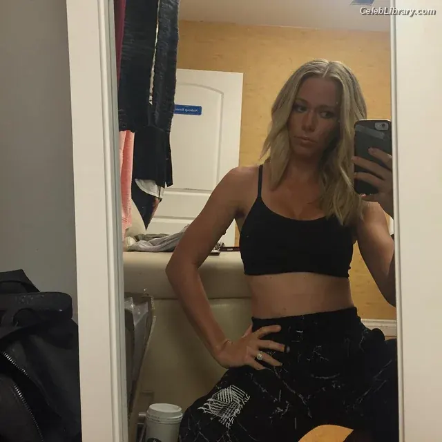 Kendra Wilkinson photo 5 of 176