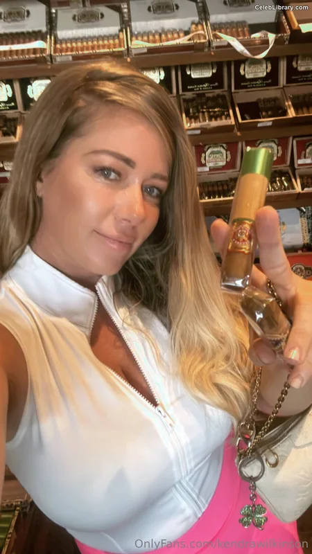 Kendra Wilkinson photo 23 of 176