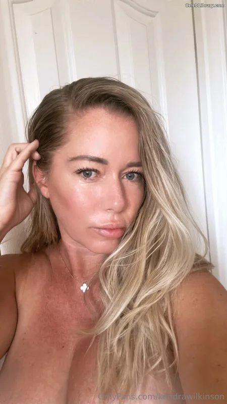 Kendra Wilkinson photo 11 of 176