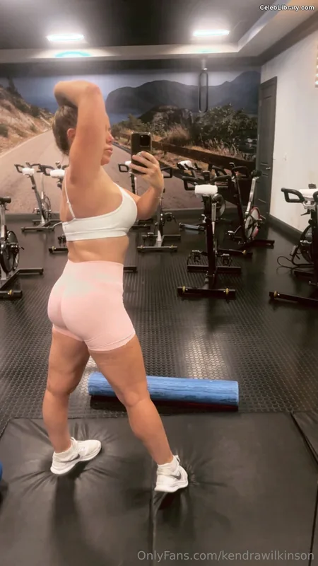 Kendra Wilkinson photo 20 of 176