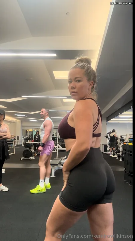 Kendra Wilkinson photo 10 of 176
