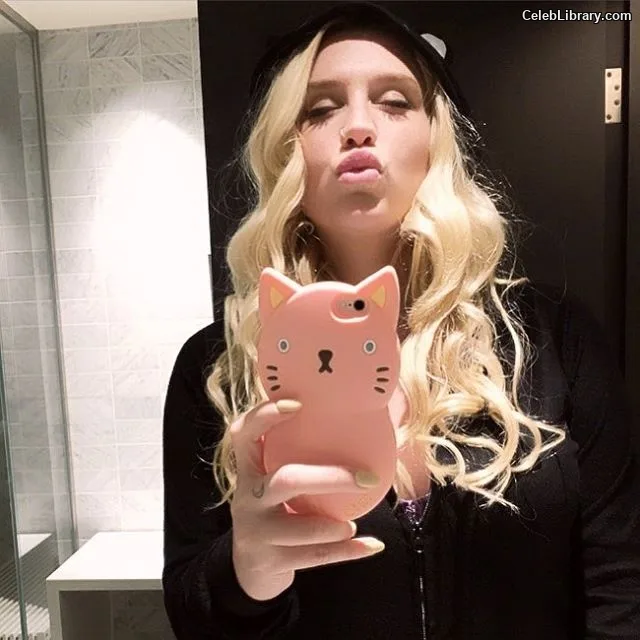 Kesha photo 2 of 577