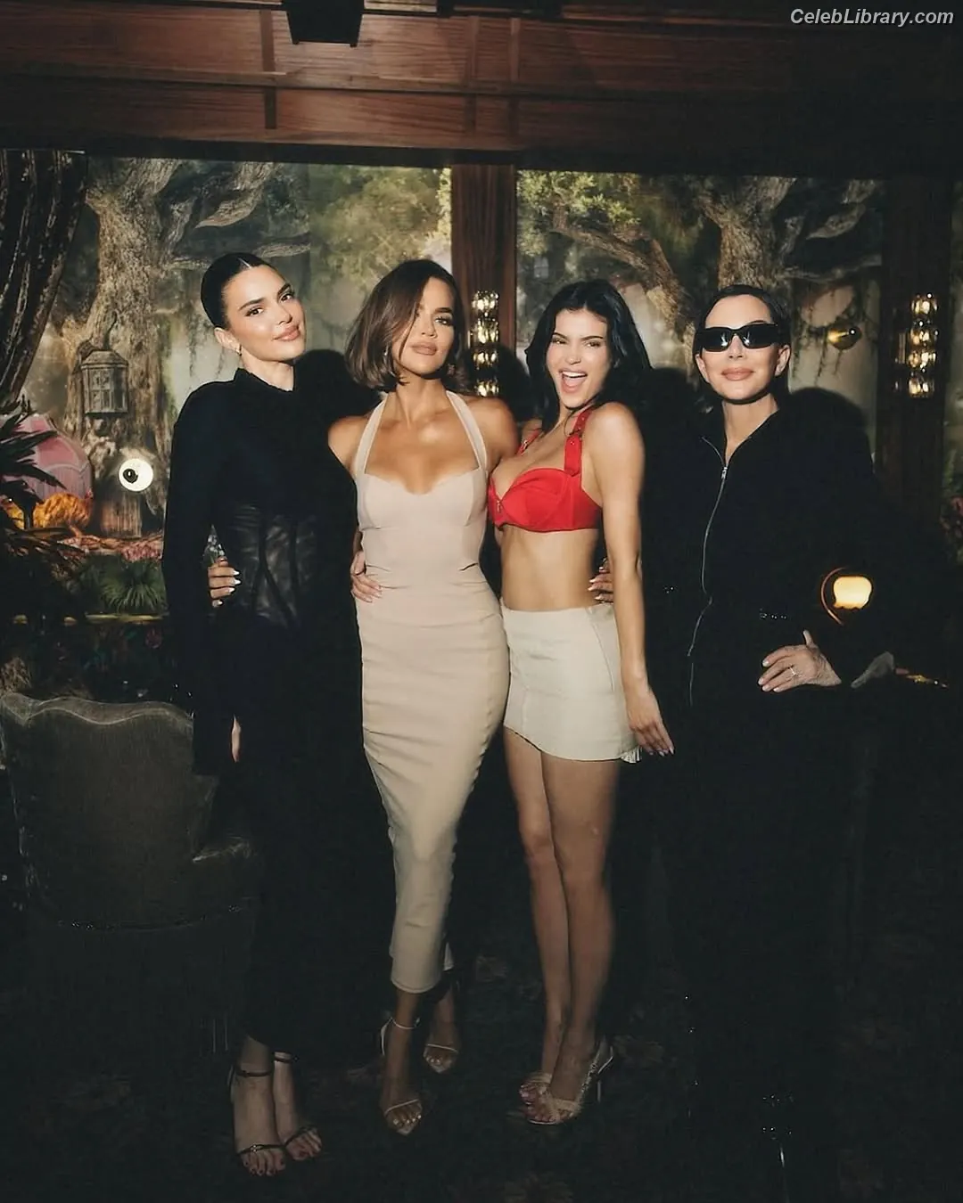 Khloe Kardashian photo 11 of 923