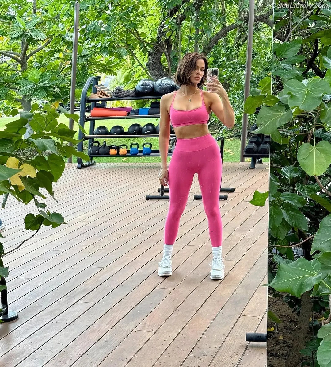 Khloe Kardashian photo 16 of 923