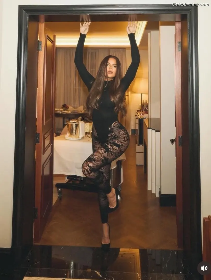 Khloe Kardashian photo 10 of 923