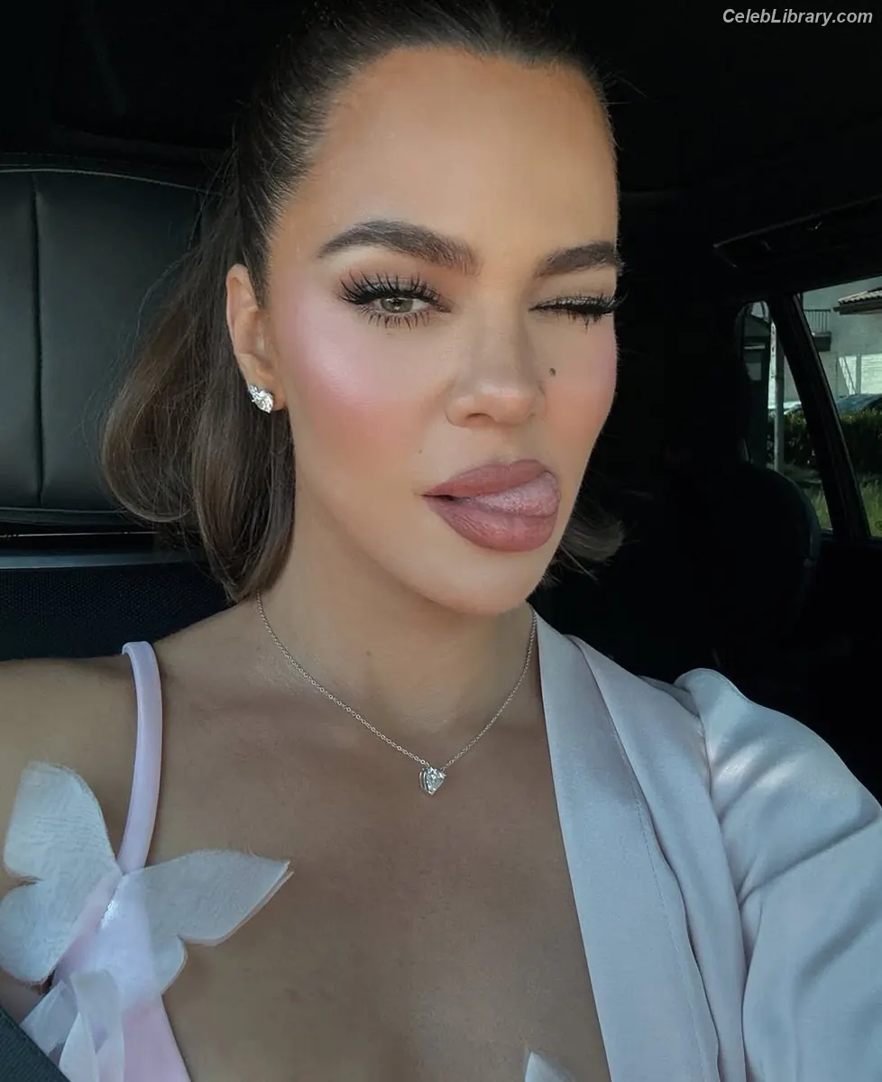 Khloe Kardashian photo 19 of 923