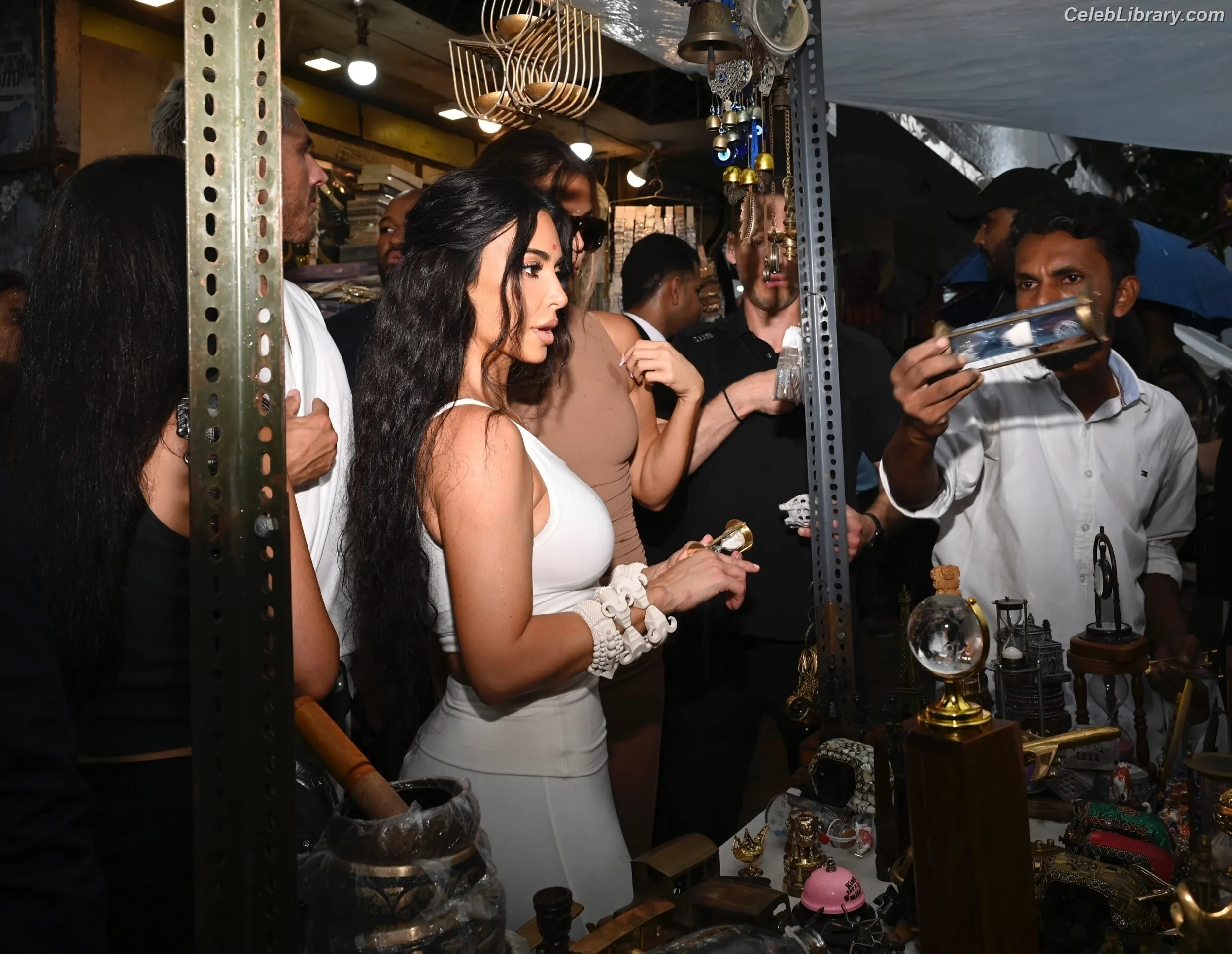 Khloe Kardashian photo 6 of 923