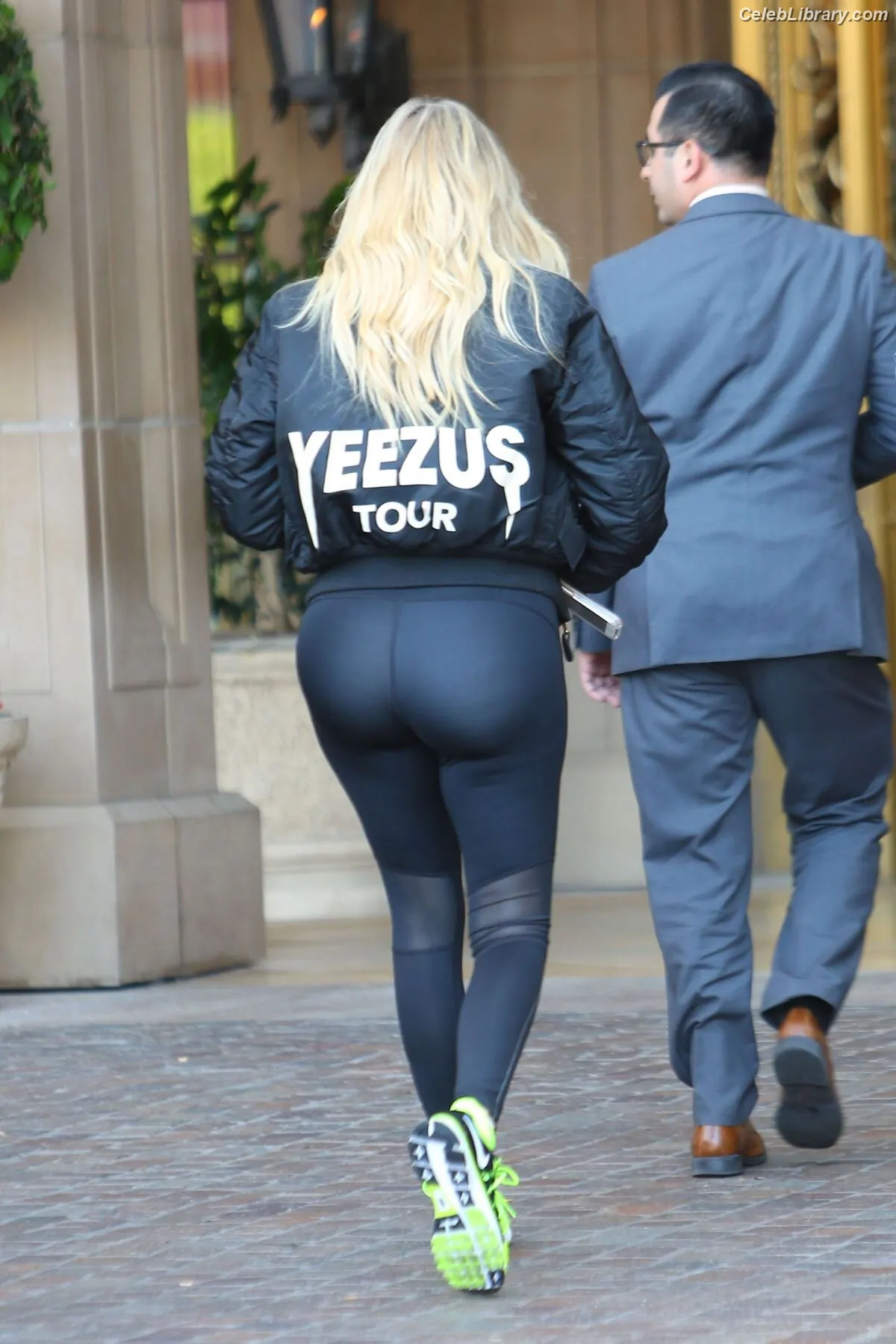 Khloe Kardashian photo 19 of 923