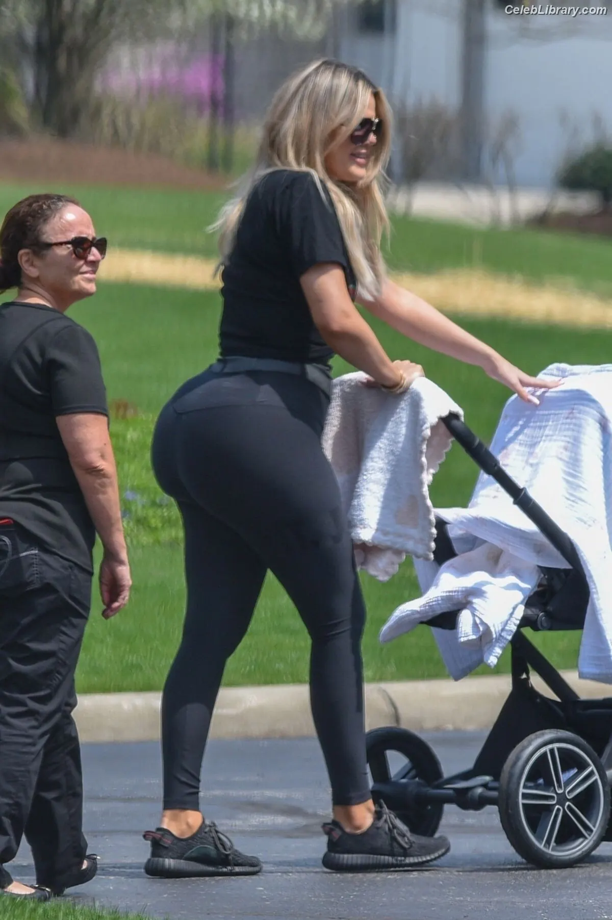 Khloe Kardashian photo 12 of 923