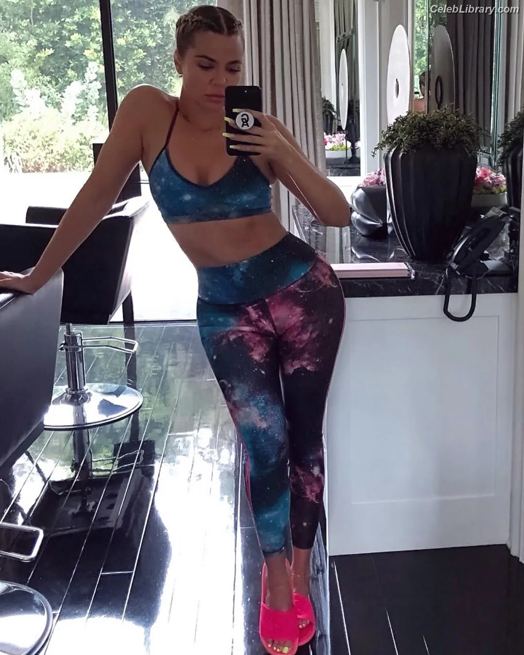 Khloe Kardashian photo 13 of 923