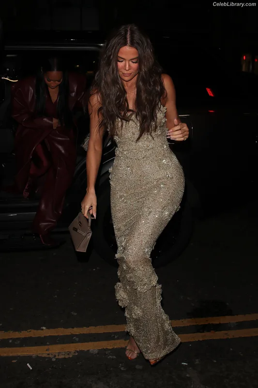 Khloe Kardashian photo 12 of 924