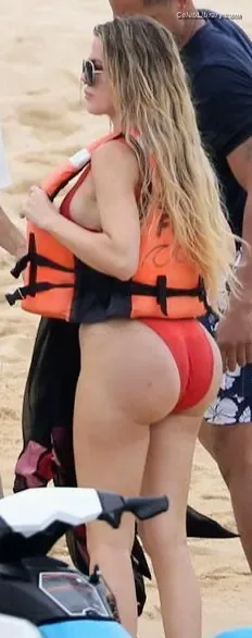 Khloe Kardashian photo 24 of 924