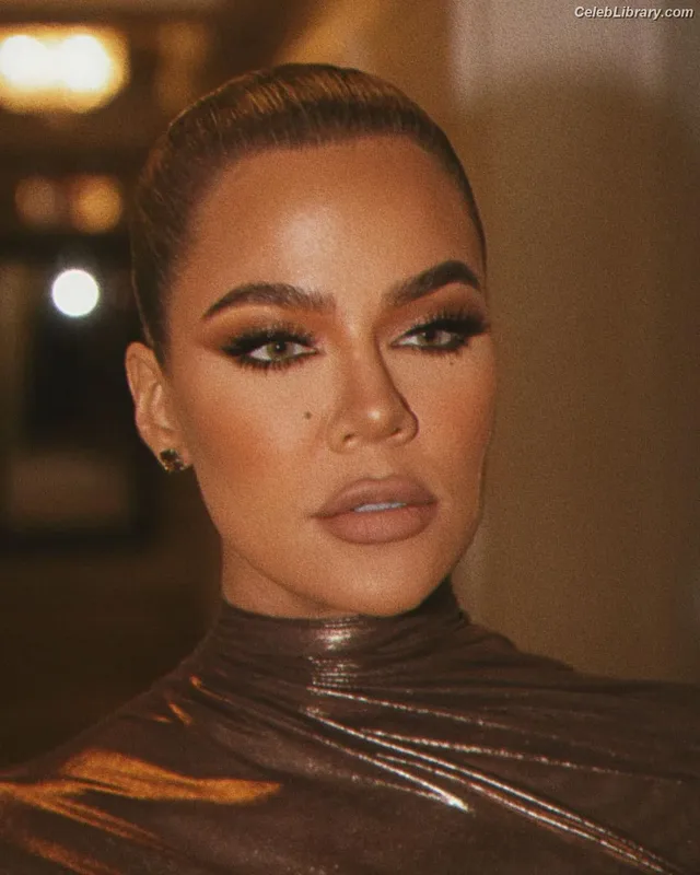 Khloe Kardashian photo 11 of 924