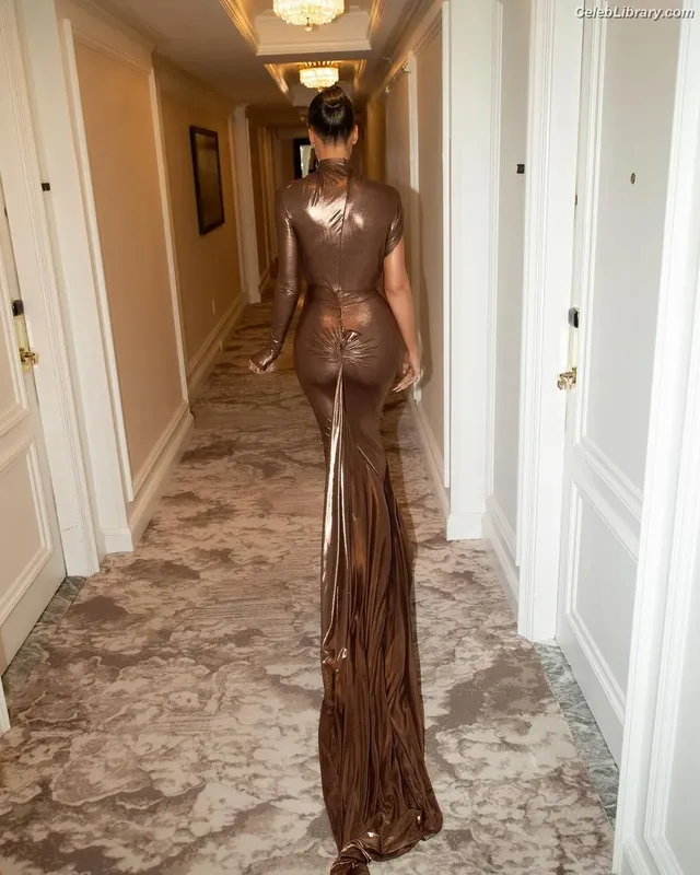 Khloe Kardashian photo 13 of 924