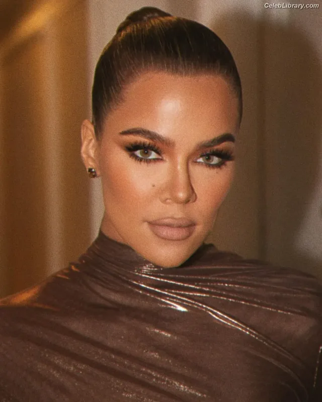 Khloe Kardashian photo 20 of 924