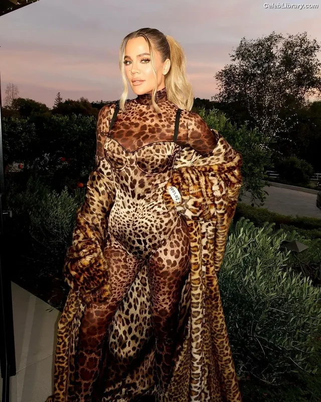 Khloe Kardashian photo 11 of 924