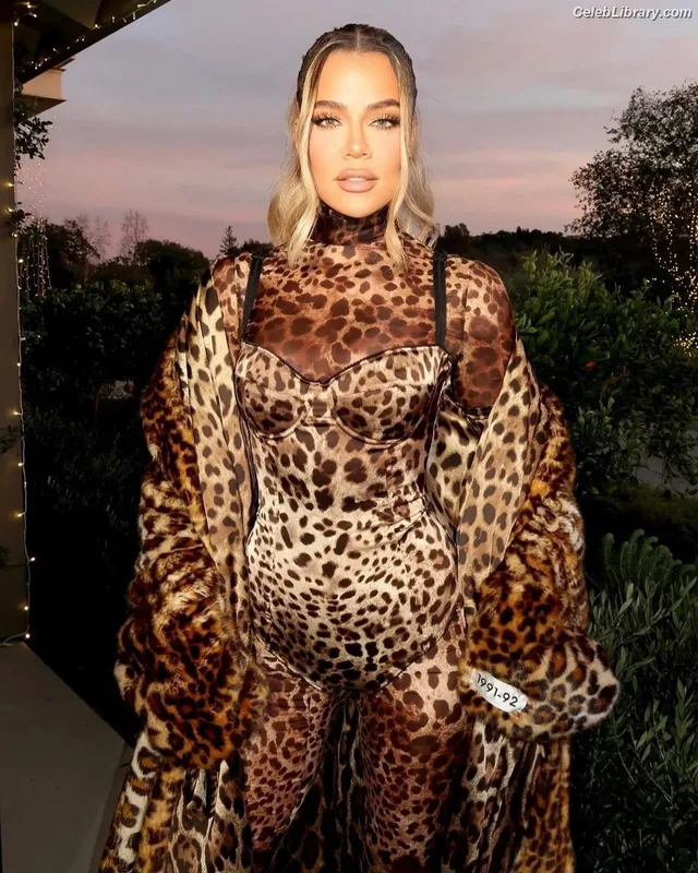 Khloe Kardashian photo 23 of 924