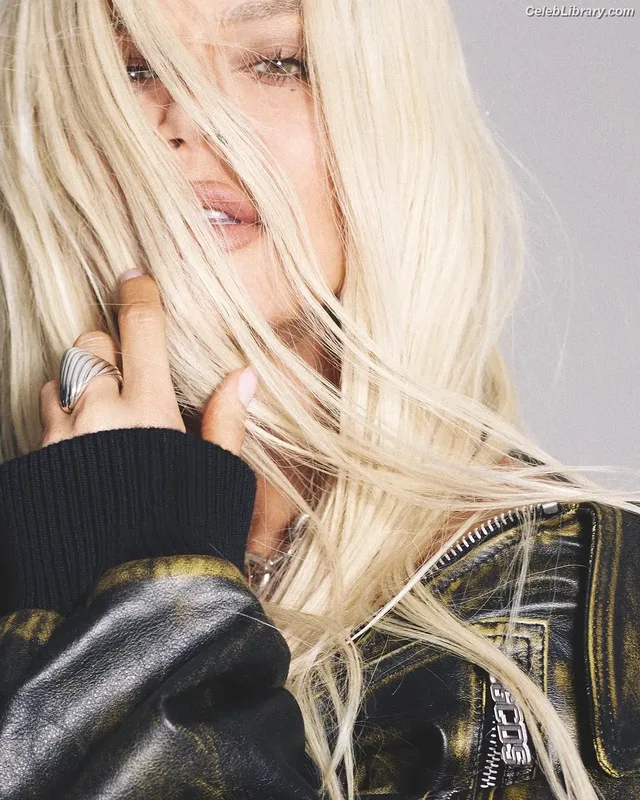 Khloe Kardashian photo 7 of 924