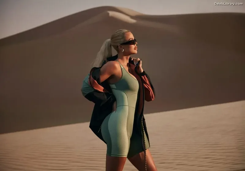 Khloe Kardashian photo 16 of 924