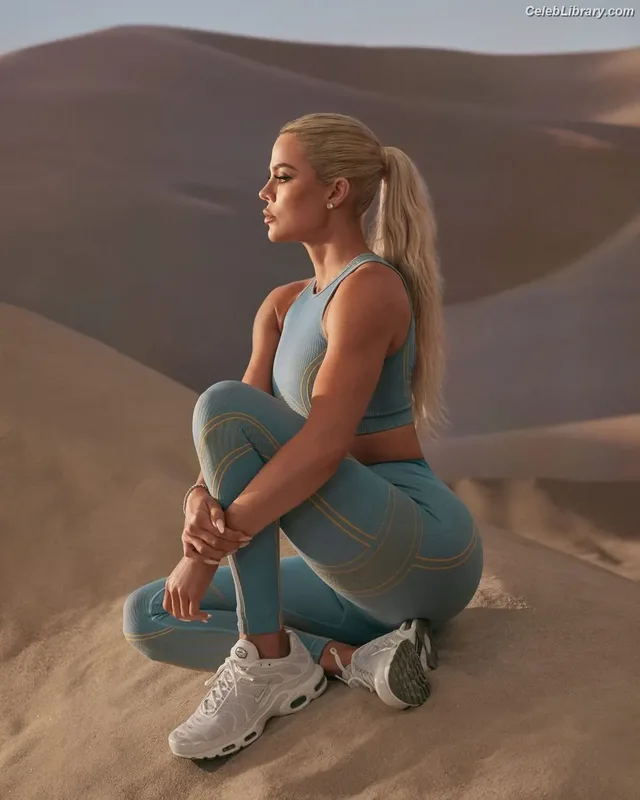 Khloe Kardashian photo 18 of 924