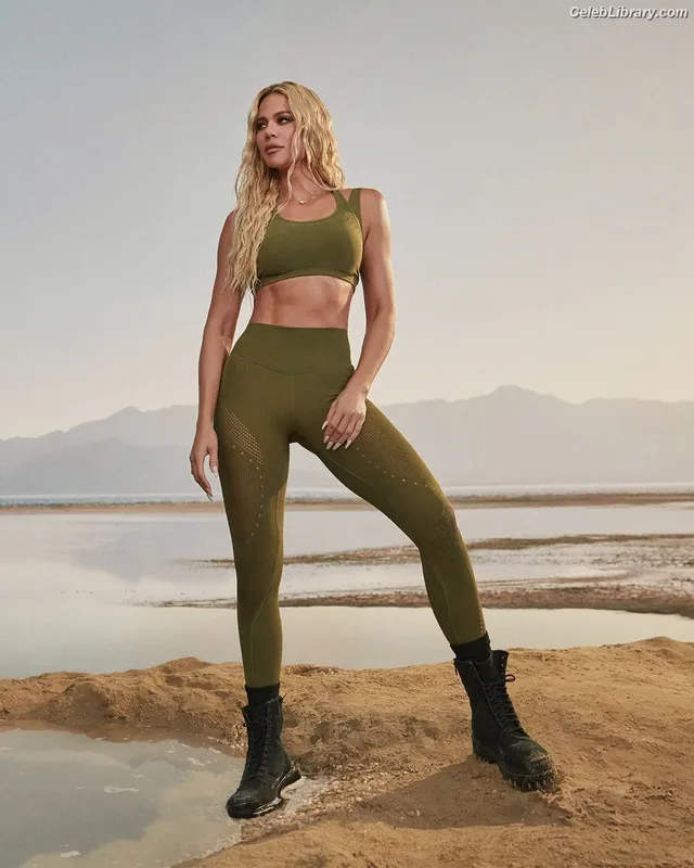 Khloe Kardashian photo 4 of 924