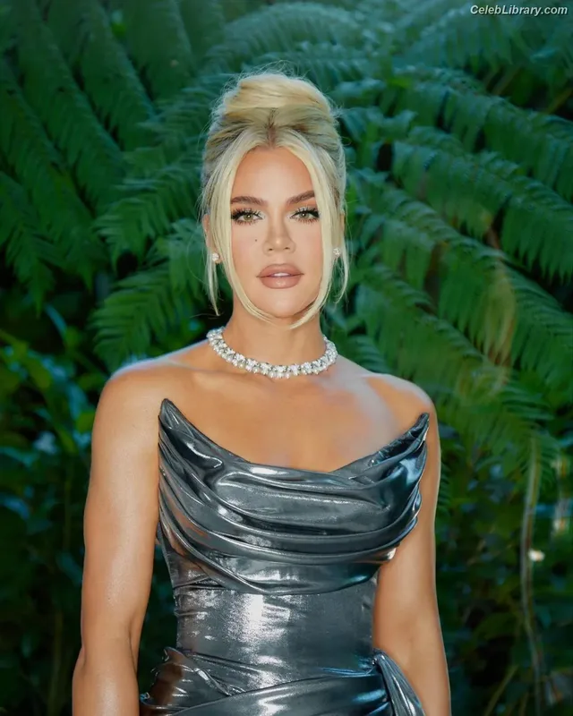 Khloe Kardashian photo 8 of 924