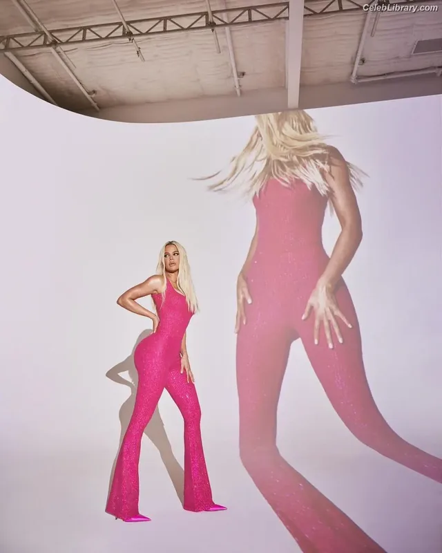 Khloe Kardashian photo 11 of 924