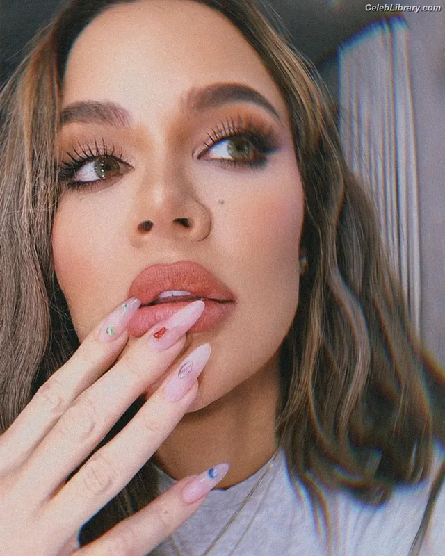 Khloe Kardashian photo 21 of 924