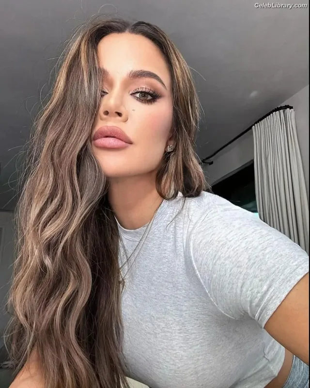Khloe Kardashian photo 22 of 924
