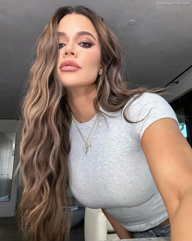 Khloe Kardashian photo 23 of 924
