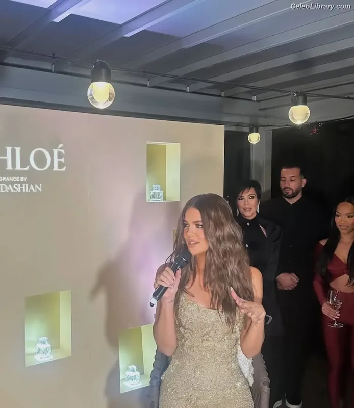 Khloe Kardashian photo 24 of 924