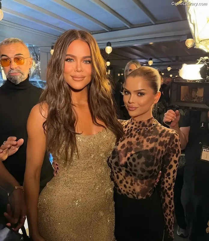 Khloe Kardashian photo 17 of 924