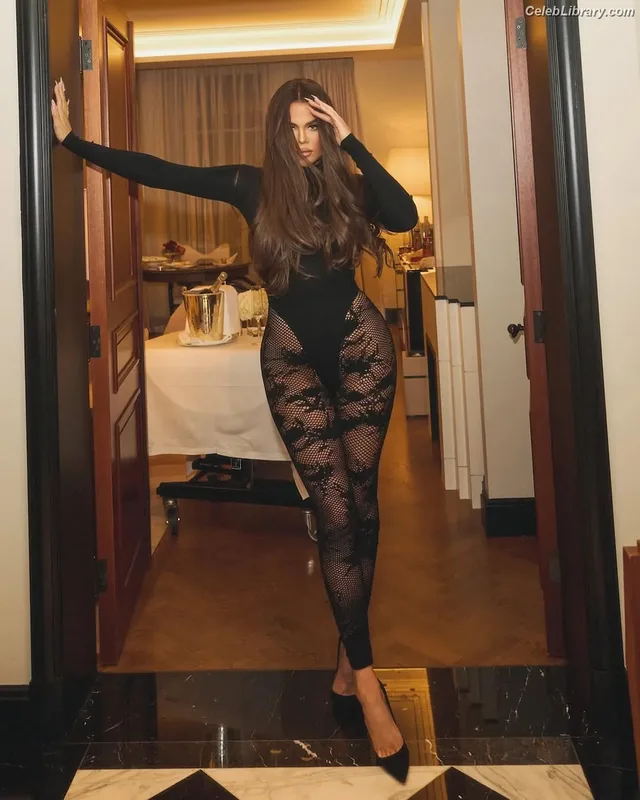Khloe Kardashian photo 19 of 924