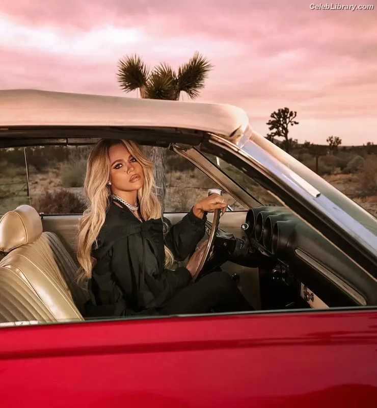 Khloe Kardashian photo 12 of 924