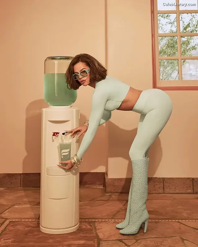 Khloe Kardashian photo 14 of 924