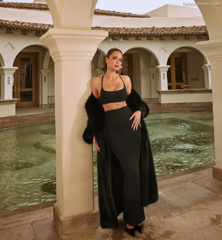 Khloe Kardashian photo 17 of 924