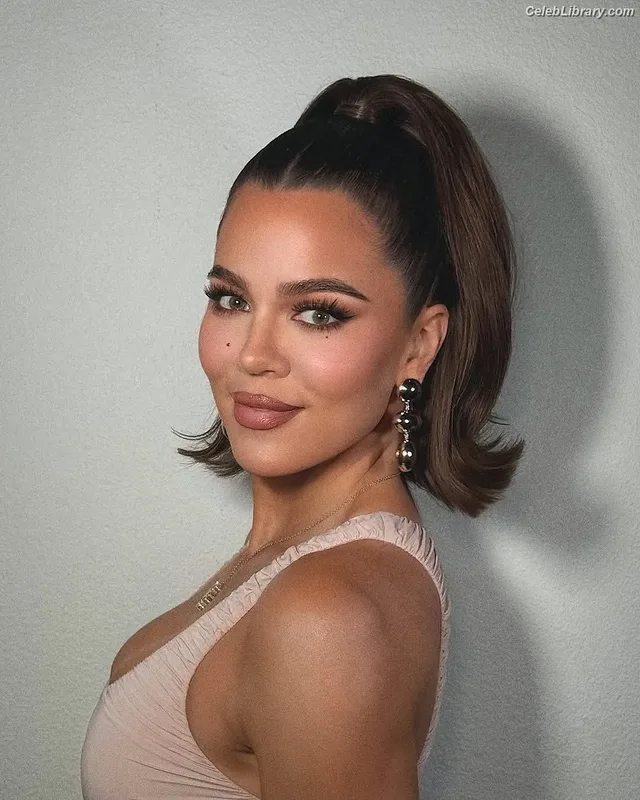 Khloe Kardashian photo 1 of 924