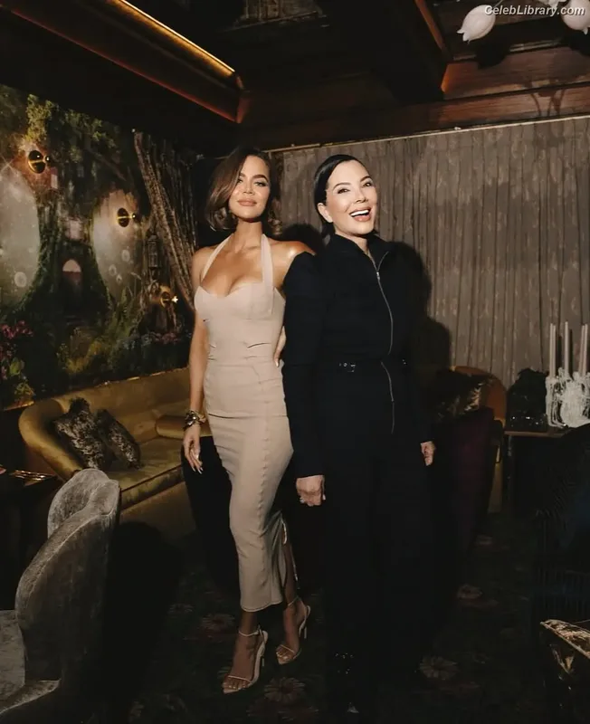 Khloe Kardashian photo 3 of 924