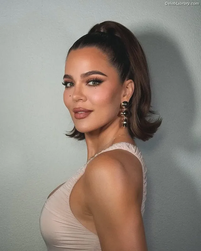 Khloe Kardashian photo 4 of 924