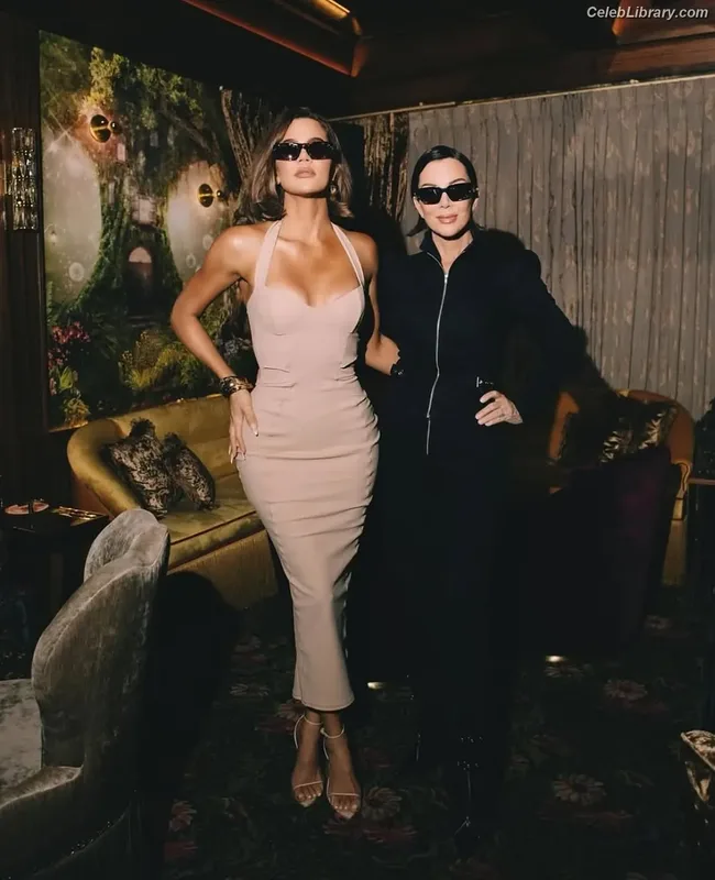 Khloe Kardashian photo 9 of 924