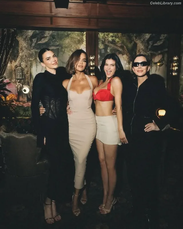 Khloe Kardashian photo 11 of 924