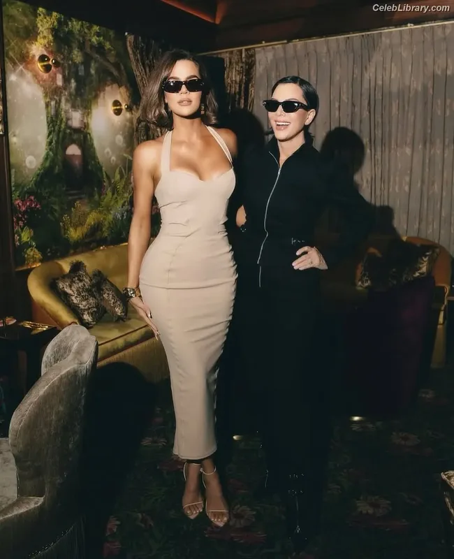 Khloe Kardashian photo 12 of 924