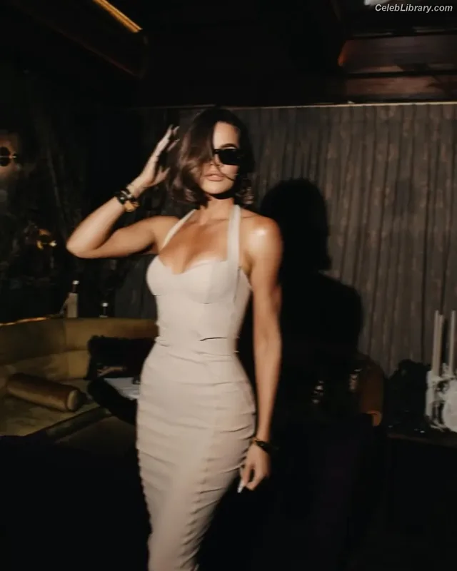Khloe Kardashian photo 13 of 924