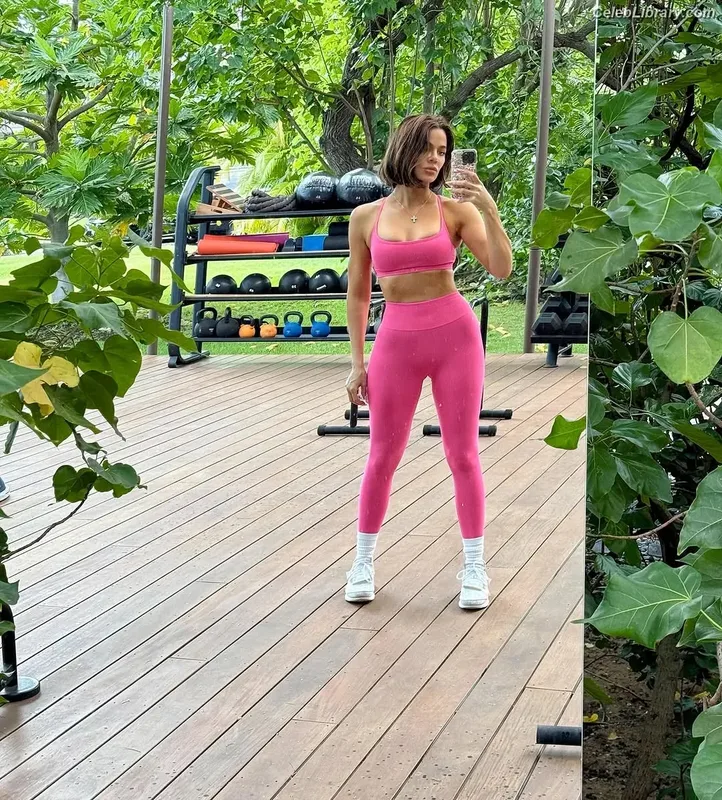 Khloe Kardashian photo 16 of 924