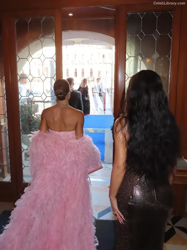 Khloe Kardashian photo 13 of 924