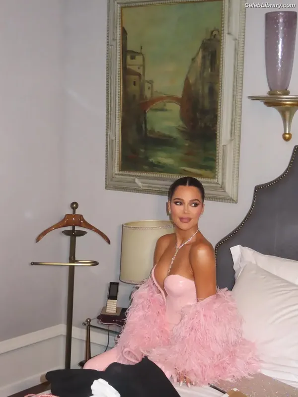 Khloe Kardashian photo 14 of 924