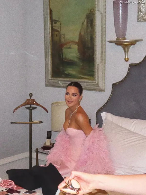 Khloe Kardashian photo 17 of 924
