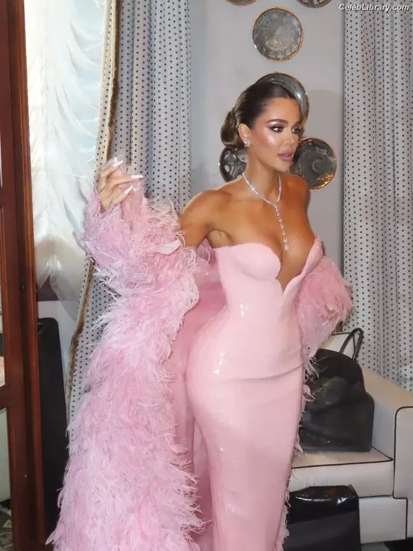 Khloe Kardashian photo 18 of 924