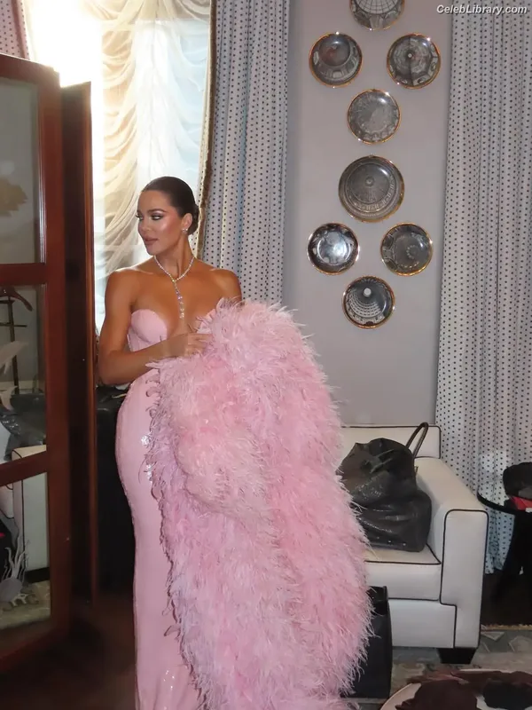 Khloe Kardashian photo 21 of 924